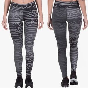 NIKE Power Essential Black and Gray Patterned Leggings